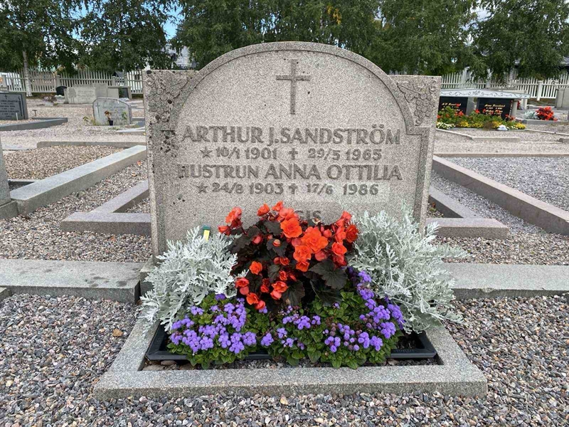 Grave number: 2 07   108