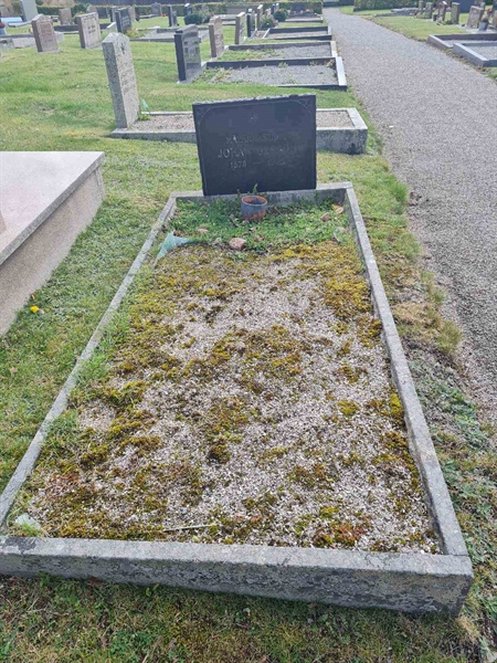 Grave number: F 04   108