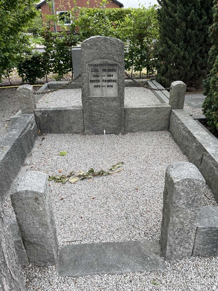 Grave number: NK IX   136