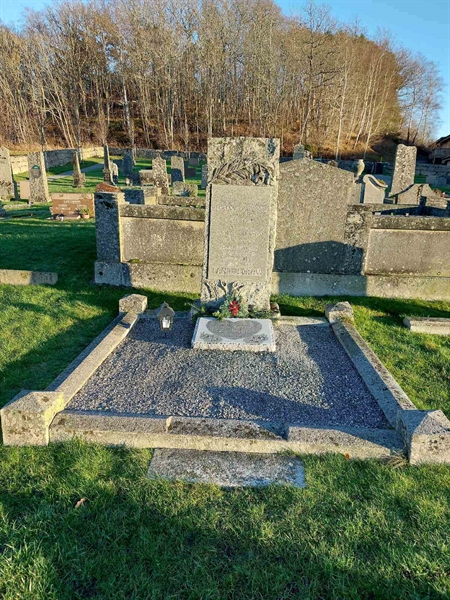 Grave number: KN 01   216, 217