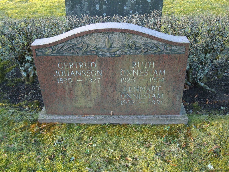Grave number: KU 02    31, 32