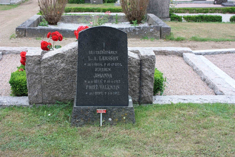 Grave number: Ö 16i    82, 83, 84