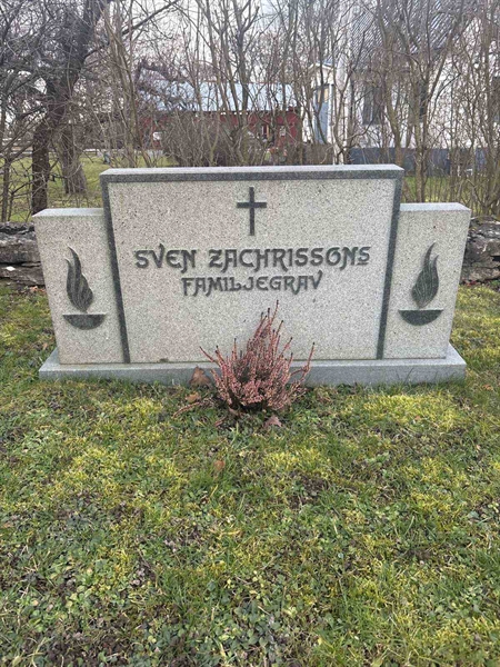 Grave number: E E 12