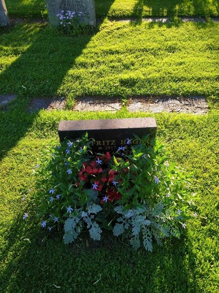 Grave number: 1 09   134-135