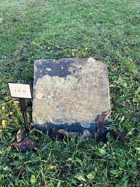 Grave number: 2 B    44