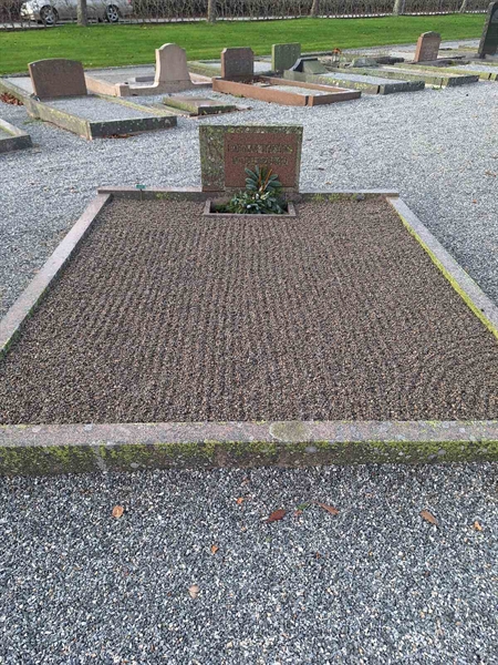 Hautatunnus: 3 02   165-166