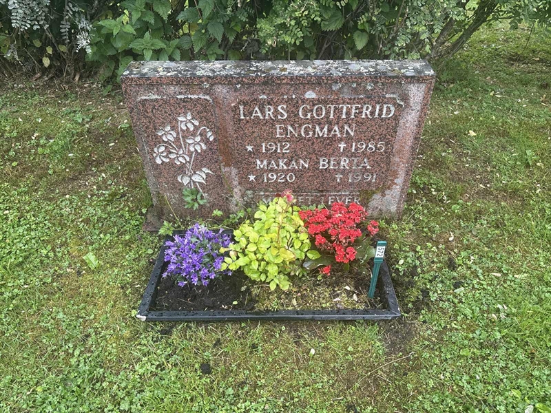 Grave number: 002 2   572