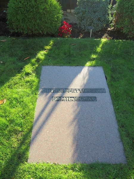 Grave number: HÖB 51    19