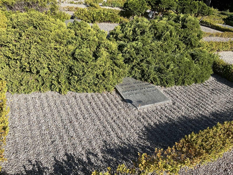 Grave number: NK E 107-109