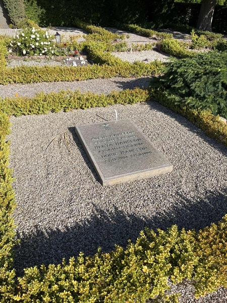 Grave number: NK E 129-130