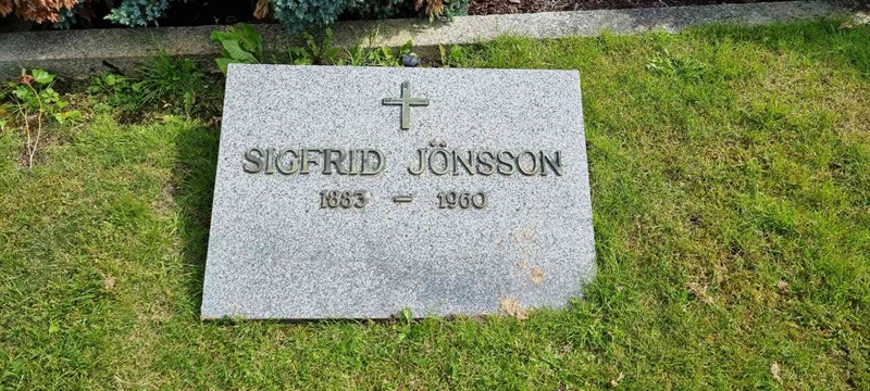 Grave number: LM 3 51  006