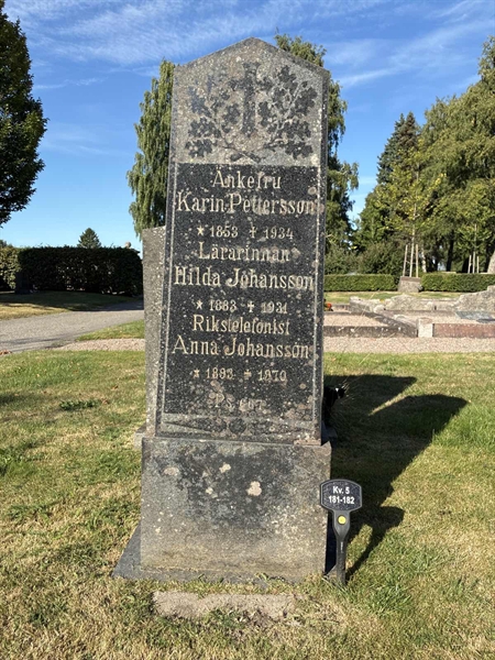 Hautatunnus: 33 5   181-182