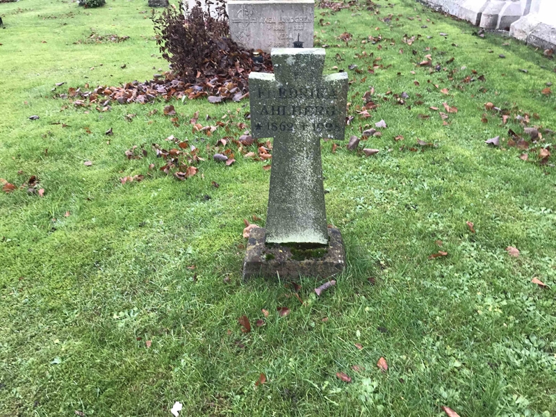Grave number: L B     8
