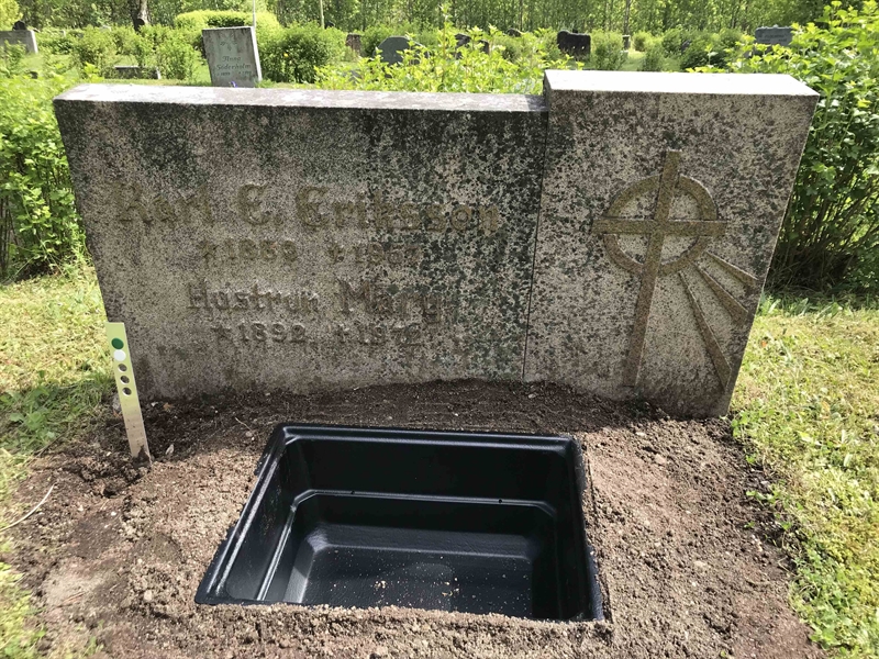 Grave number: UN D    34, 35