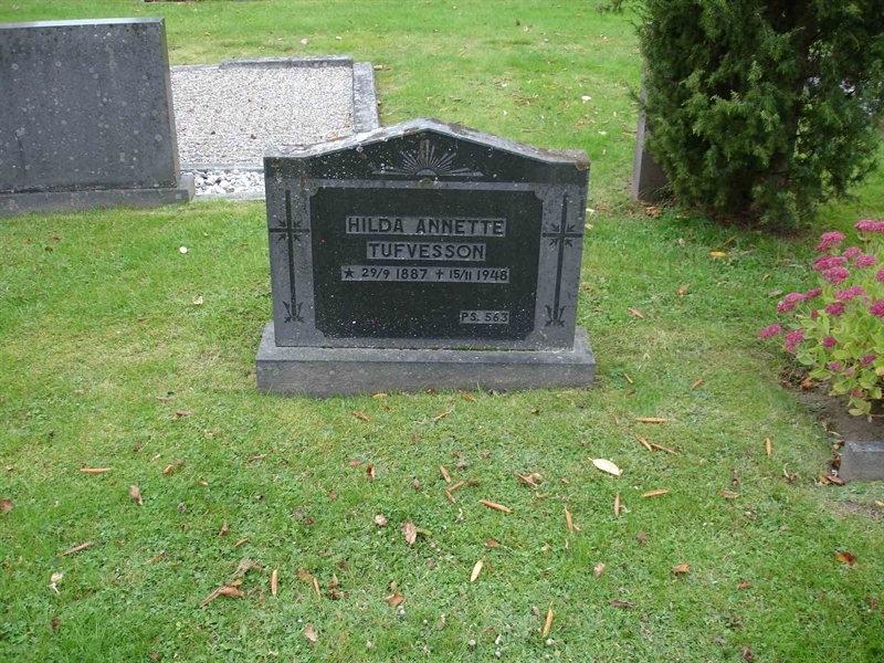 Grave number: HK F   114, 115
