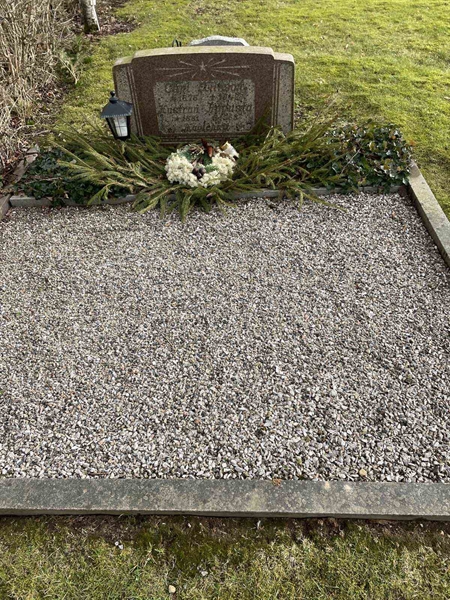 Grave number: 40 D    83-84