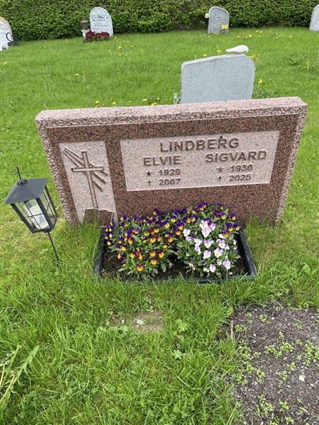 Grave number: DU ND    82, 83