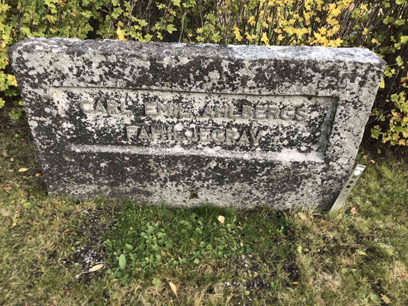 Grave number: ÅR B   323, 324