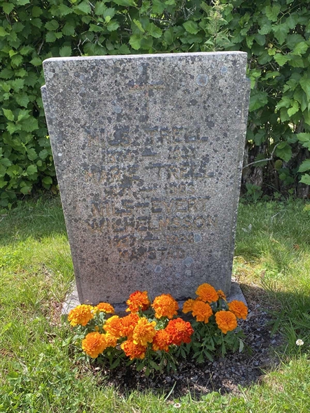 Grave number: 8 1 03   208