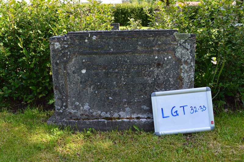 Grave number: LG T    32, 33