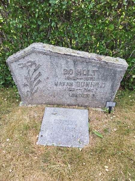 Grave number: kö 01 18   151-152