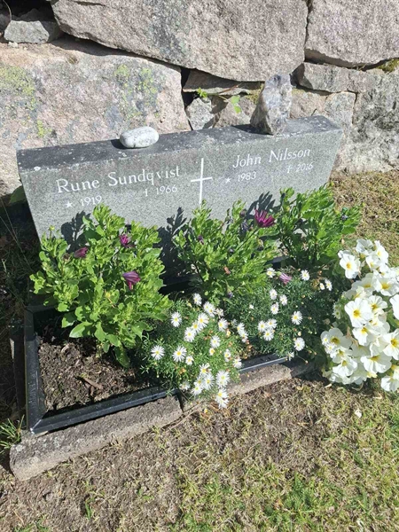 Grave number: 001 2   932