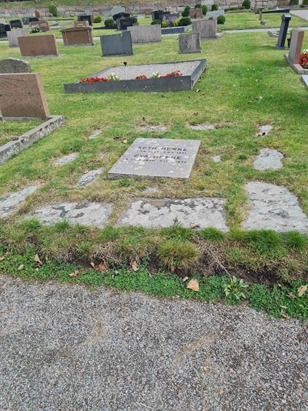 Grave number: F 04   157, 158