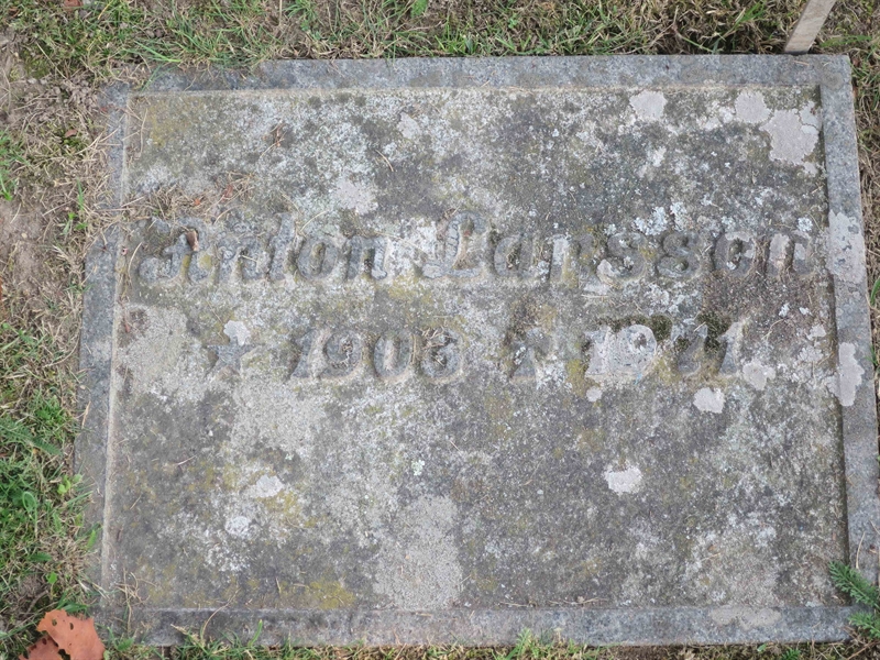 Grave number: HK E    74