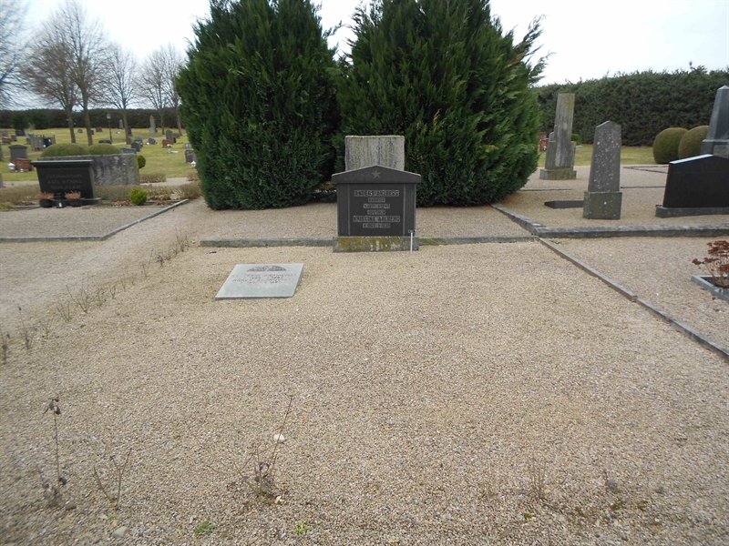 Grave number: V 4    31