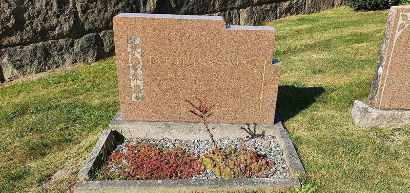 Grave number: SG 01    43