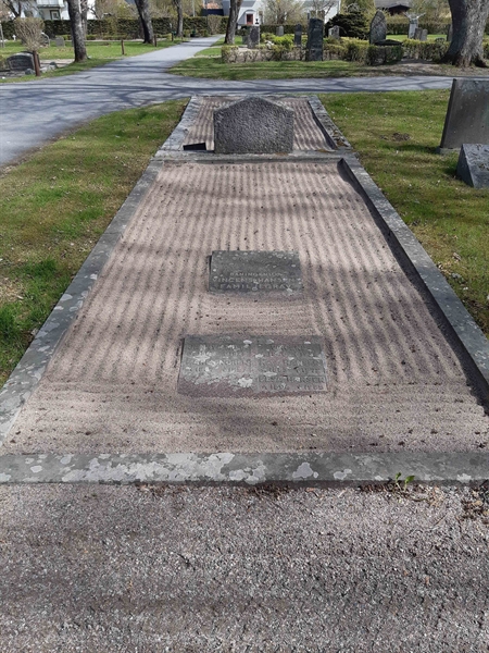 Grave number: NO 12    33
