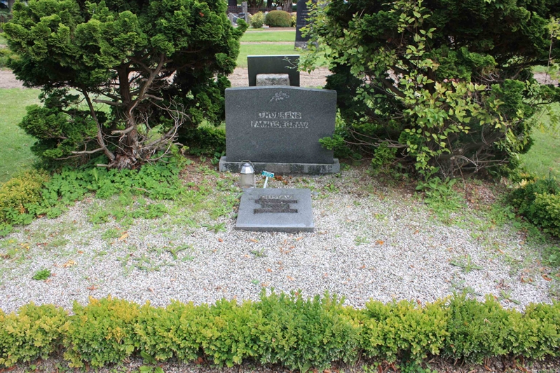 Grave number: Ö 03i   194, 195, 196