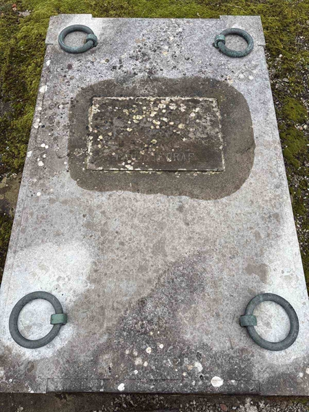 Grave number: L B 93