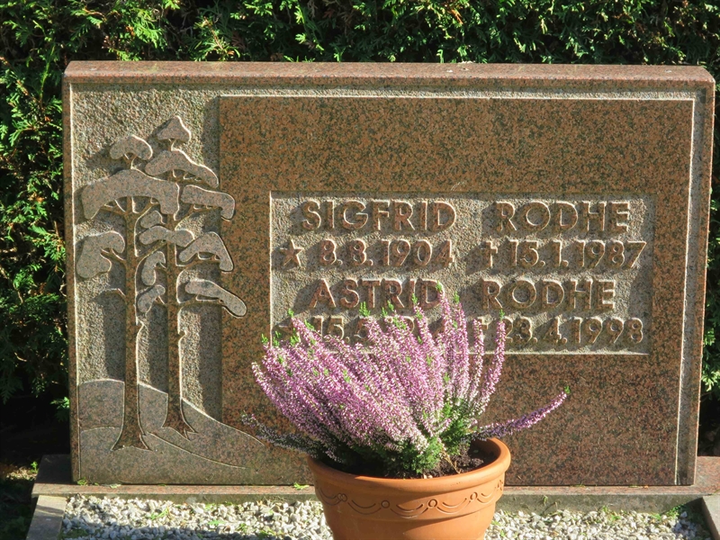 Grave number: HK L    11, 12
