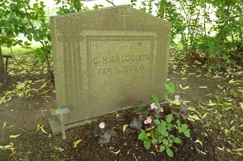 Grave number: 1 E  104A, 104B