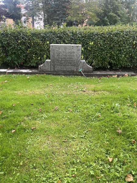 Grave number: 1 1 R    40