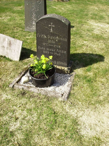 Grave number: LM 3 33  001