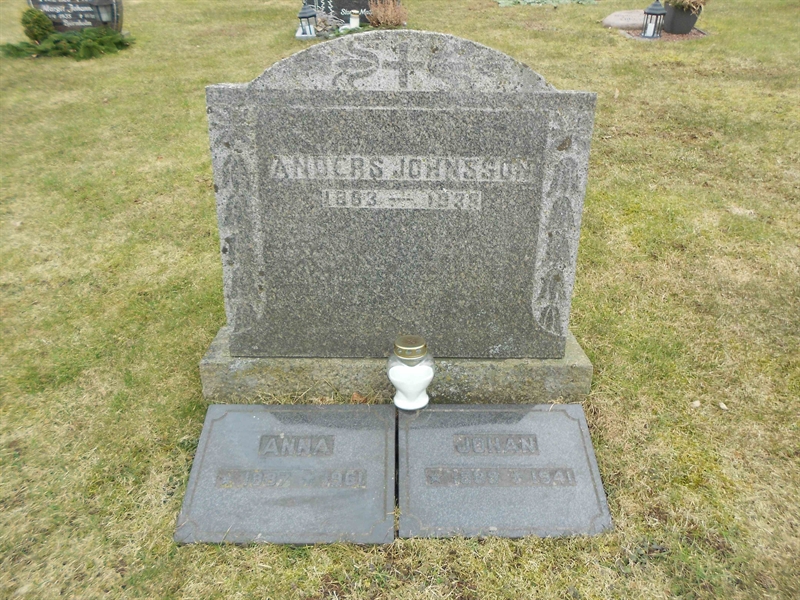 Grave number: V 5    54