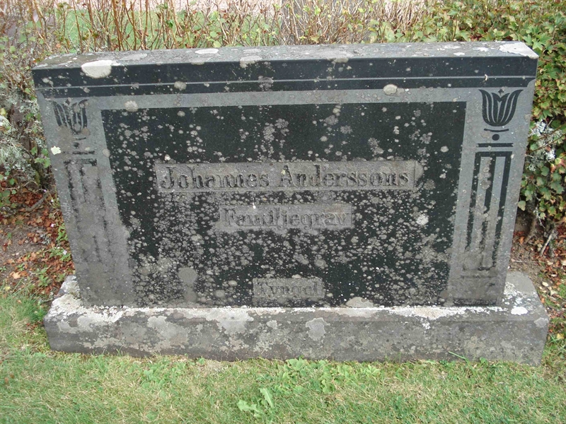 Grave number: KU 05   239, 240