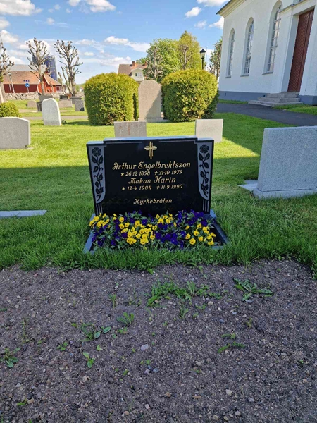 Grave number: 04 D   37, 38
