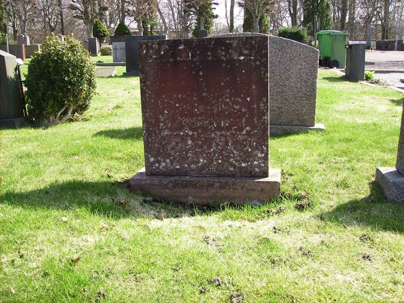 Grave number: LM 3 32  010