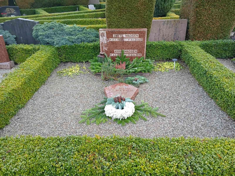 Grave number: Si J    16, 17