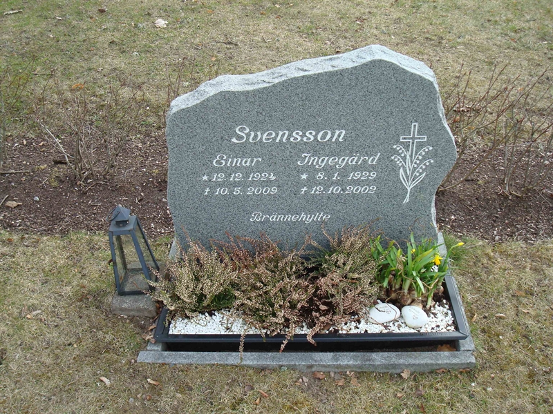 Grave number: KU 11    24, 25