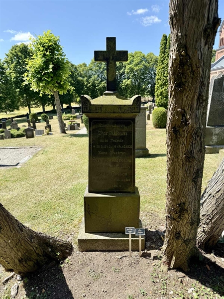 Grave number: TR 4 1    85