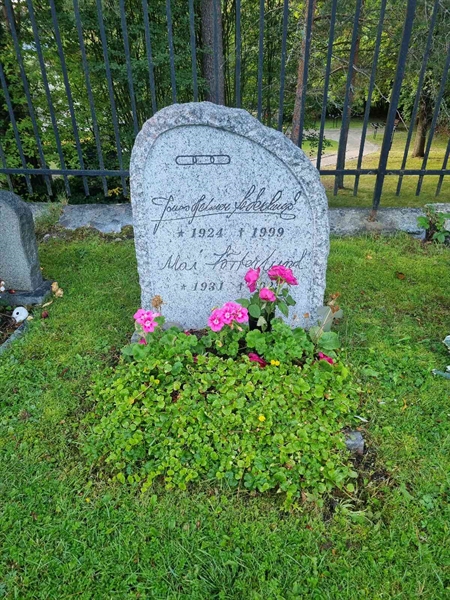 Grave number: 1 33   14