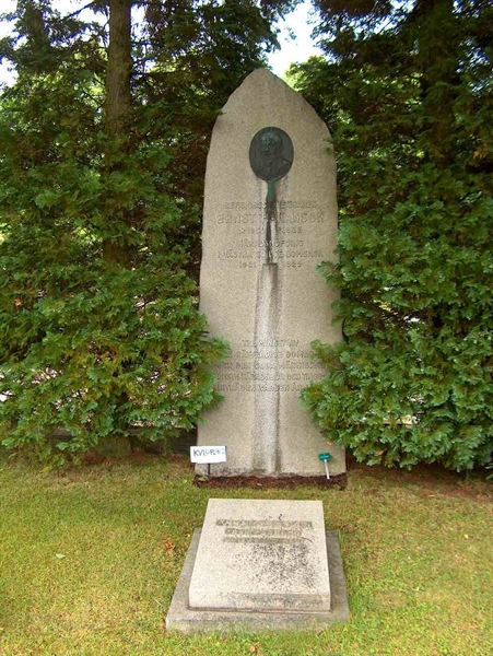 Grave number: HÖB 13   402