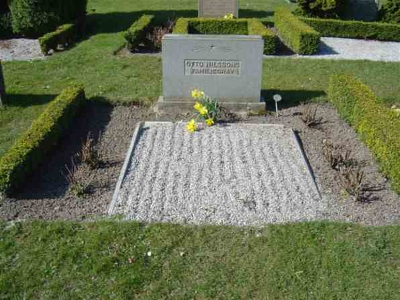 Grave number: FLÄ G   104-105
