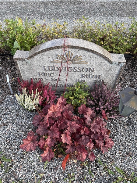 Grave number: 4 N ND   329