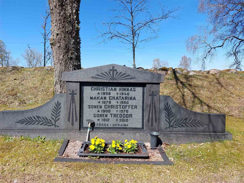 Grave number: HÖ 1   27, 28, 29