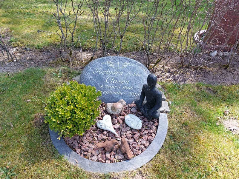 Grave number: HÖ 5   27